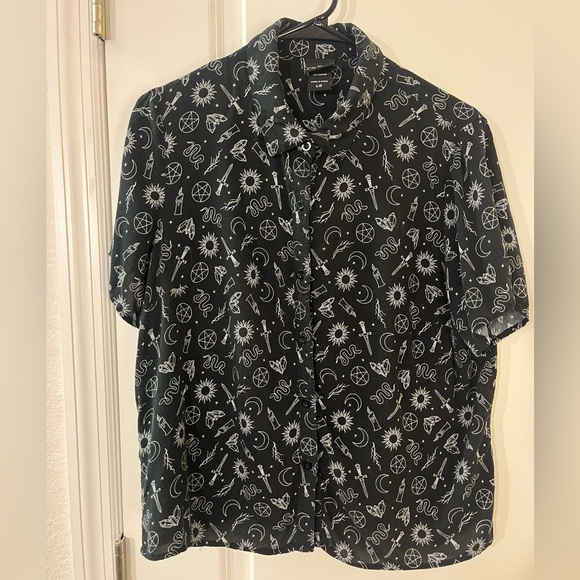 Hot Topic The Craft Witchy Symbols Black Boxy Crop Button Up Shirt Occult Large - Picture 11 of 16